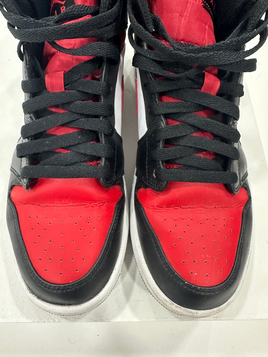 Pre-loved Air Jordan 1 Mid ‘Bred Toe’ UK8/US9 (Condition: 8.5/10) No box.