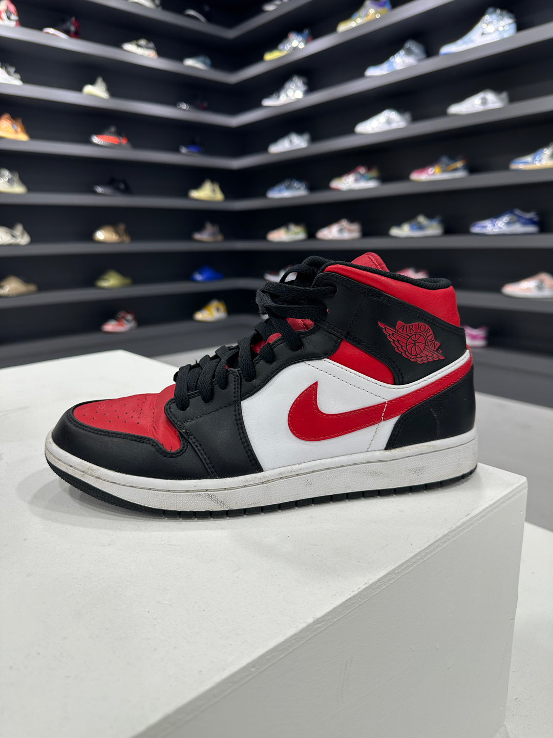 Pre-loved Air Jordan 1 Mid ‘Bred Toe’ UK8/US9 (Condition: 8.5/10) No box.